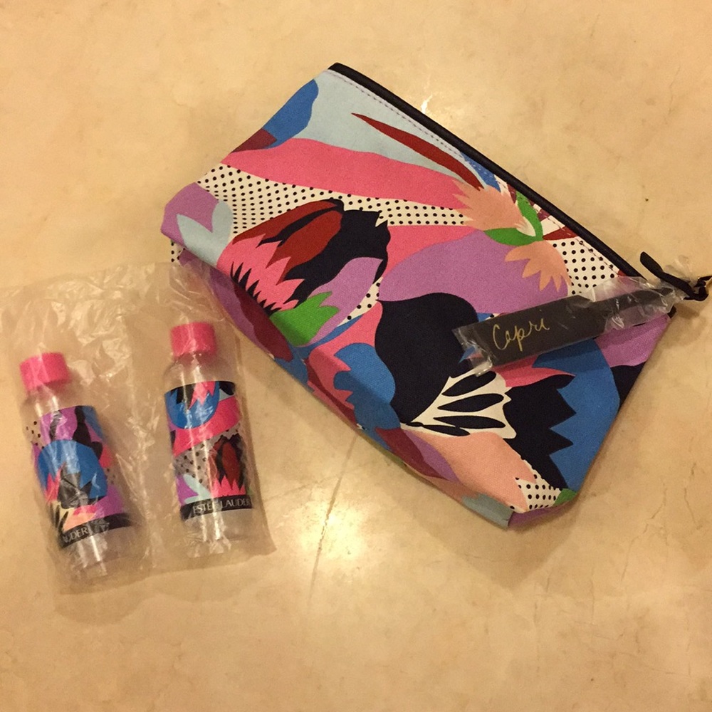 đ$8 or free with any purchase ! EstĂ©e Lauder cosmetic bag & travel bottles - Picture 5 of 5